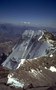 Blick vom Hauptgipfel auf den S�dgipfel und den
Guanaco-R�cken.