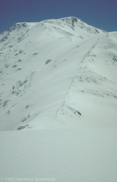 From Peak Razdelnaya, we have a good overview of the summit ridge. The summit is in the back left.