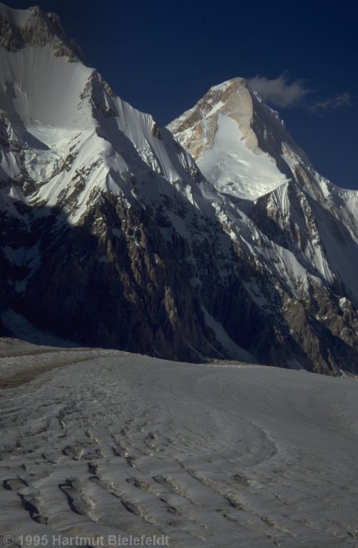 Erster Blick auf unser Ziel, den Khan Tengri (7010 m)