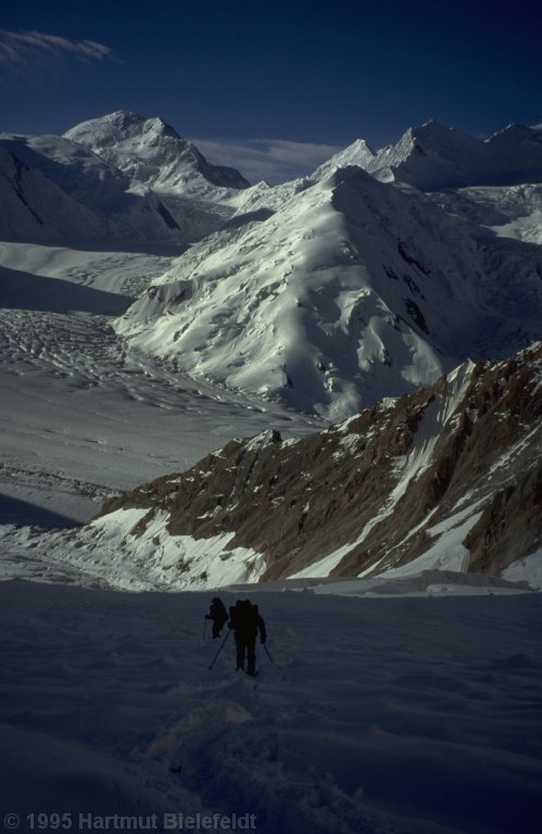 Erster Marsch ins Hochlager. Jenseits des Inylchek-Gletschers der Pik der Militärtopographen (6860 m), der die chinesische Grenze markiert.