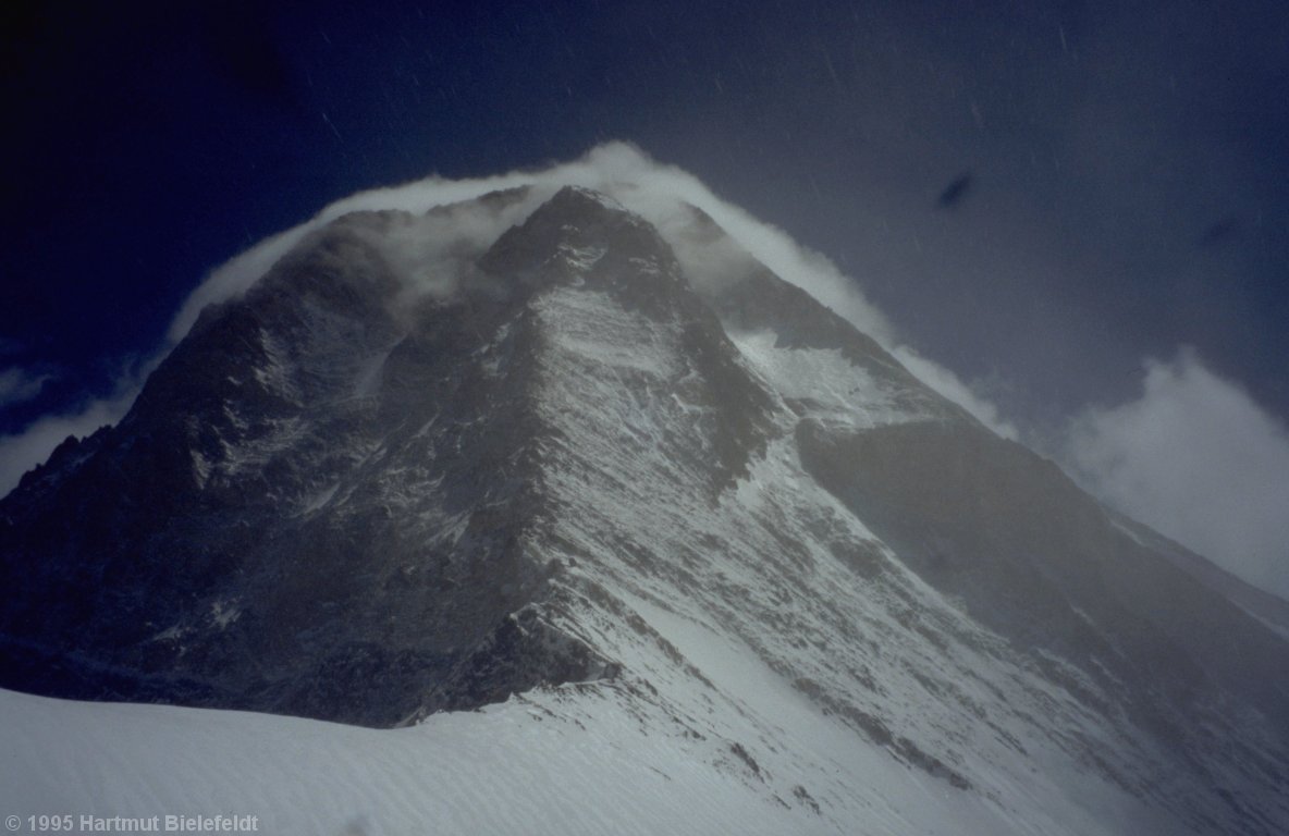 At the snow caves (5800 m). Khan Tengri carries a persevering cloud cap.