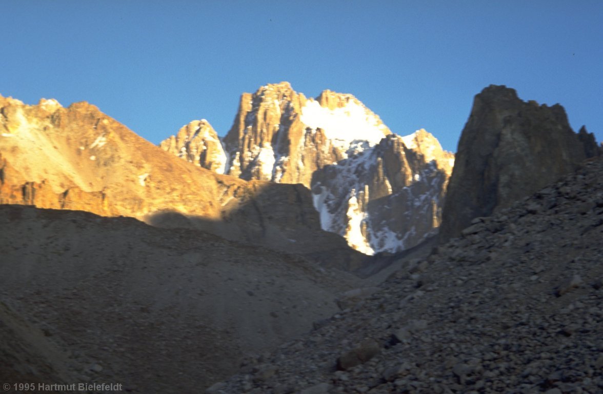 Der Pik Korona ist mit 4800 m der höchste Gipfel dieser Berggruppe.