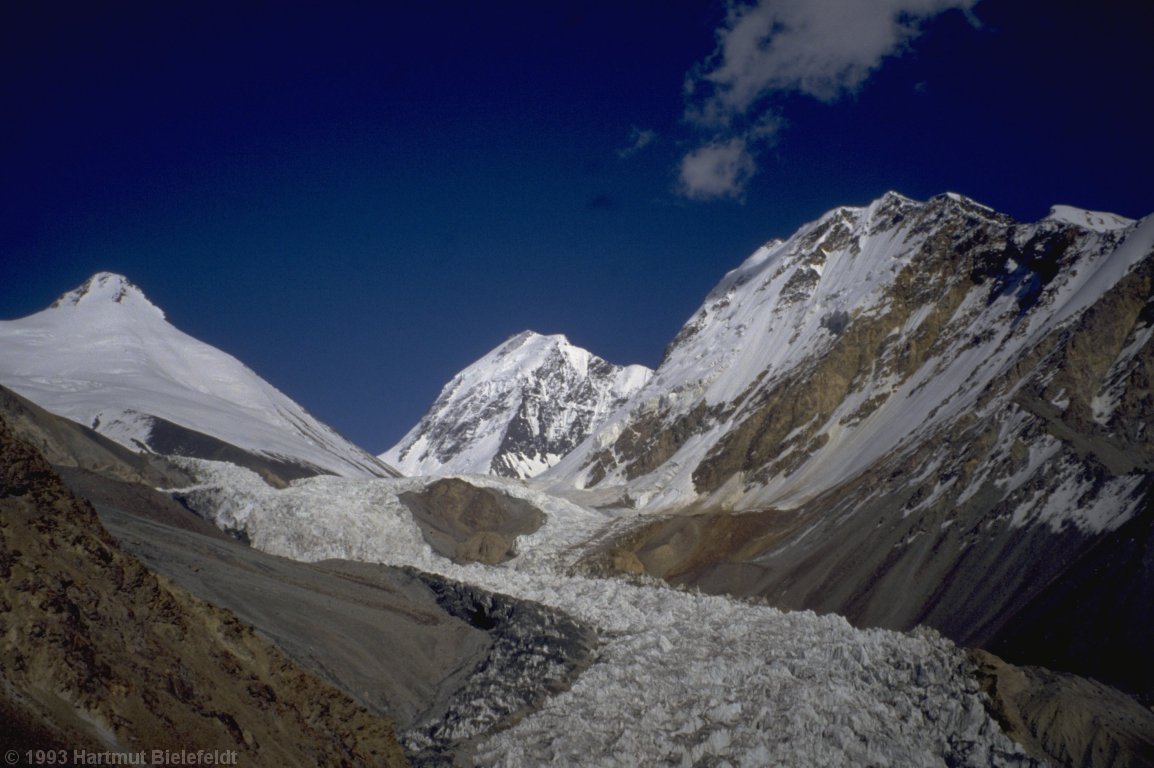 Moskvin-Gletscher mit Pik der Vier und Pik Zetkin