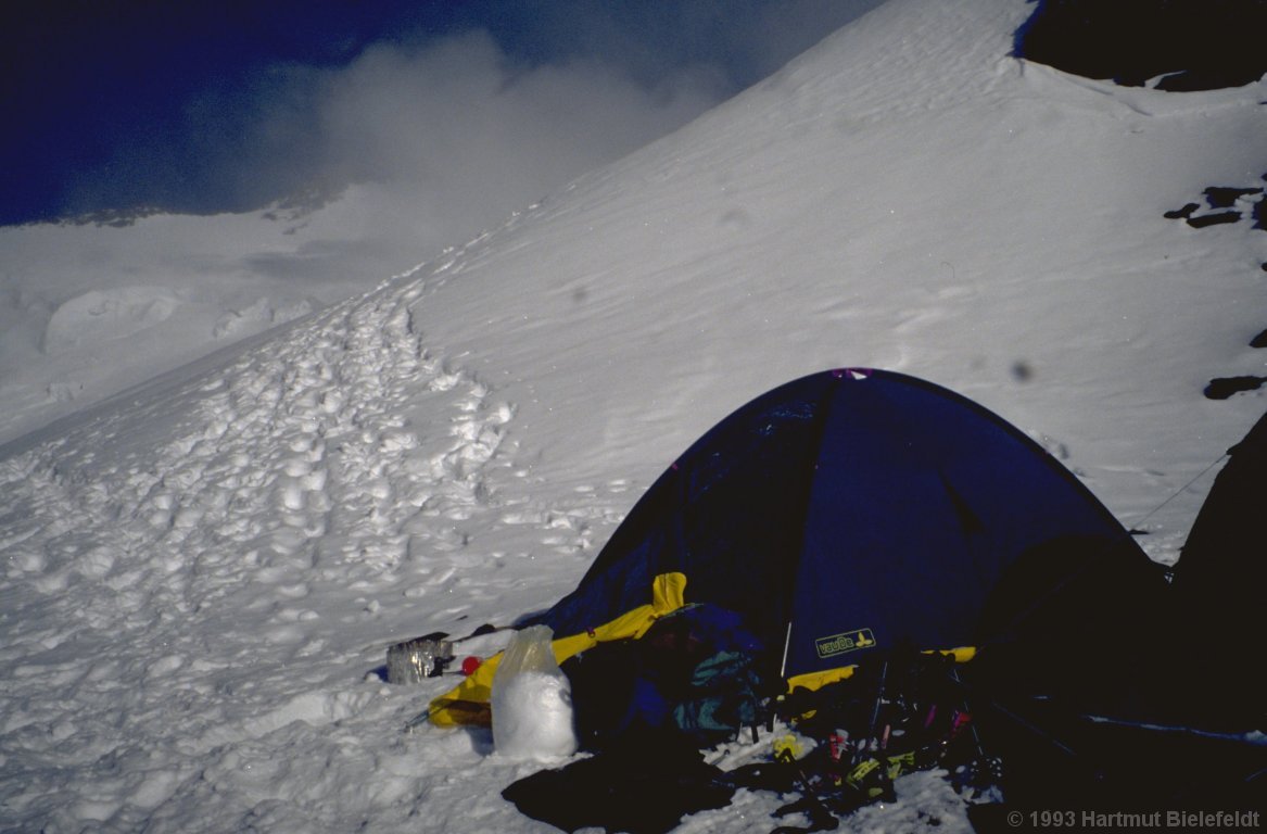 Der zweite Lagerplatz am Pik Duschanbe auf 6600 m ist nicht mehr so geräumig.