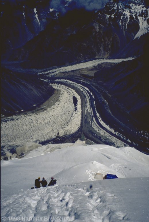 Vom obersten Ende des Borodkinpfeilers sieht man gut zum Basislager (auf der Ebene zwischen den Gletschern).