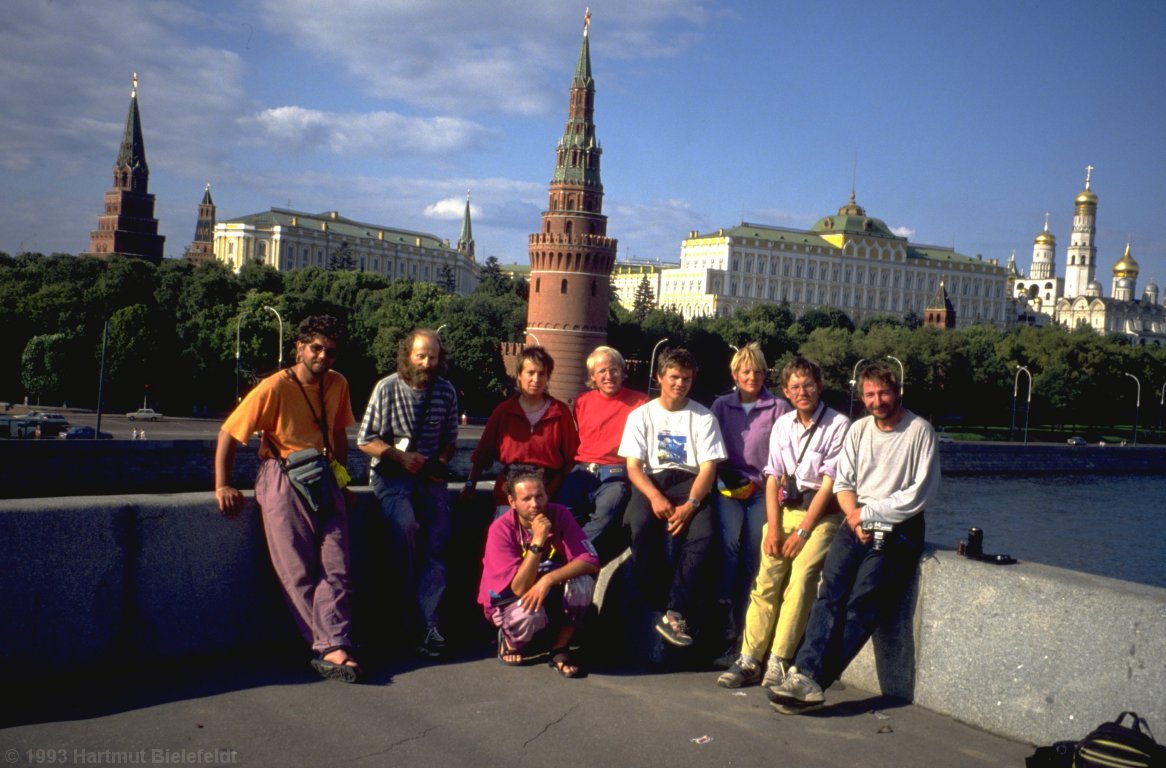 Gruppenbild in Moskau. Von links: Ferdinand, Jupp, Claudia C (davor Christian), Michael, Andreas, Claudia B, Hartmut, Rollo.