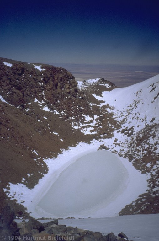 Eine Überraschung ist allerdings der zugefrorene Kratersee.