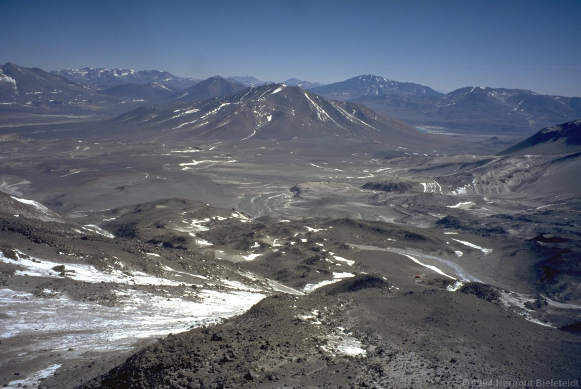 view from 6100 m to the surrounding desert scenery. Bottom right the upper hut can be seen