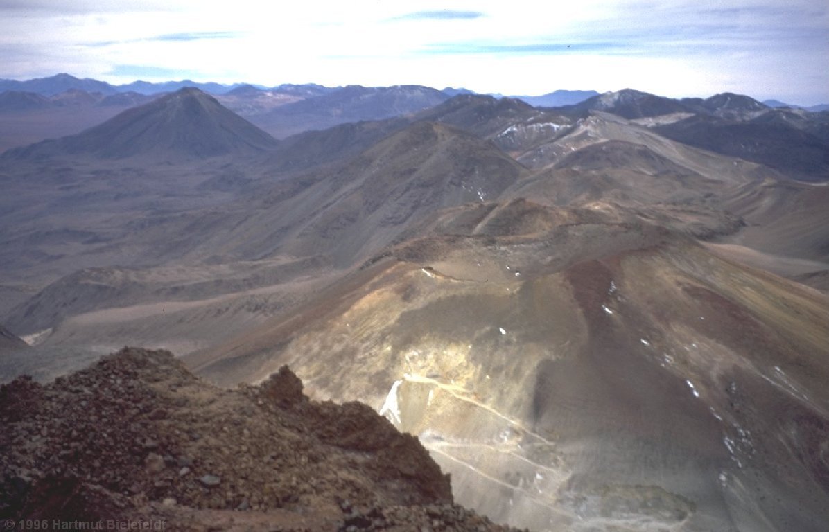 Links sehen wir unseren Cerro Colorado; unten eines der vielen aufgelassenen Bergwerke.