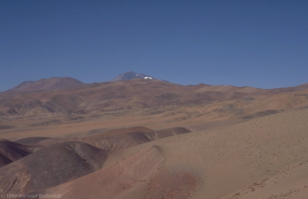 Der Lluillaillaco (6723 m) ist von kaum irgendwo gut zu sehen.