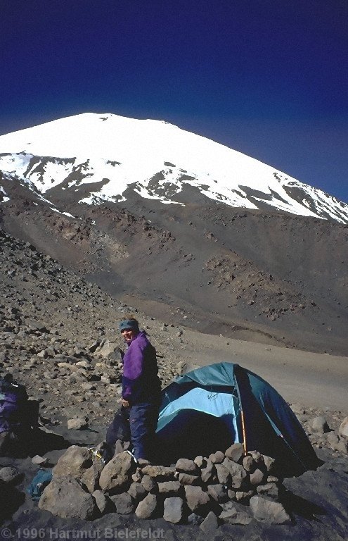 Wieder am Lager, überm Zelt ist der Gipfel (bzw. der Kraterrand) zu erkennen.