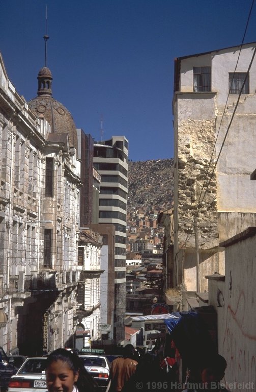 La Paz. Der Hang gegenüber ist bis obenhin dicht bebaut.