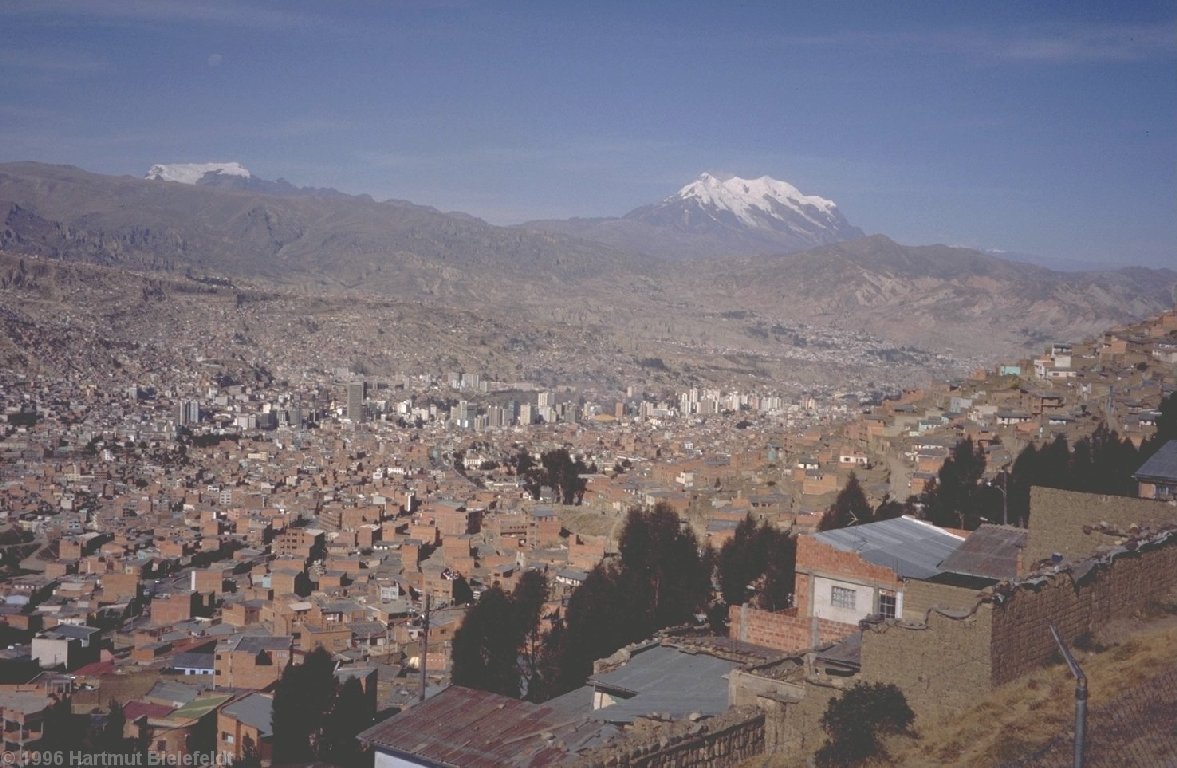 Blick von El Alto über La Paz zu Mururata und Illimani