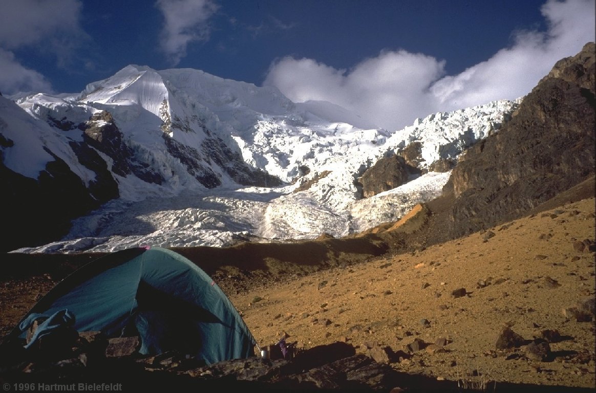 Lagerplatz auf 4800 m; über den wilden Gletscherbrüchen thront der Pico Norte.