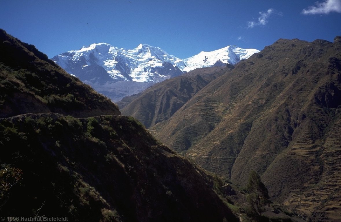 Der Illimani mit den drei Gipfeln Pico del Indio, Pico Norte und Pico Sur, von der Estancia Una gesehen.