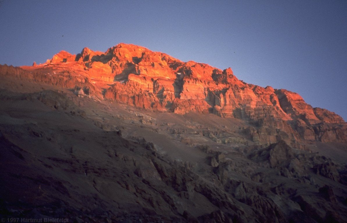 Vom Basislager hat man abends einen wunderbaren Blick auf die Aconcagua-Westwand.