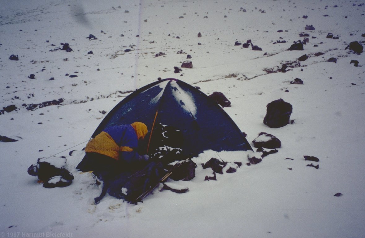 Wir stellen das Zelt auf 5400 m auf und gehen wieder runter.