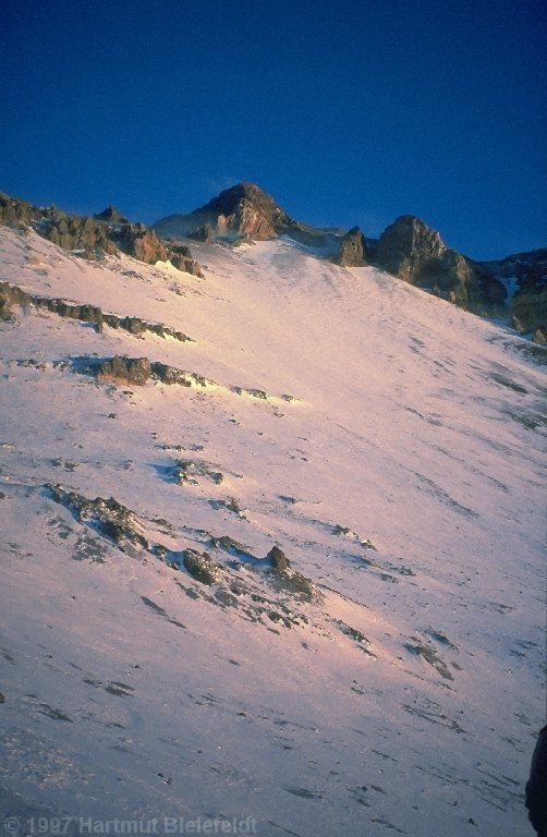 Von hier blickt man direkt auf den riesigen Gran Acarreo, eine 1500 m hohe steile Schuttflanke.