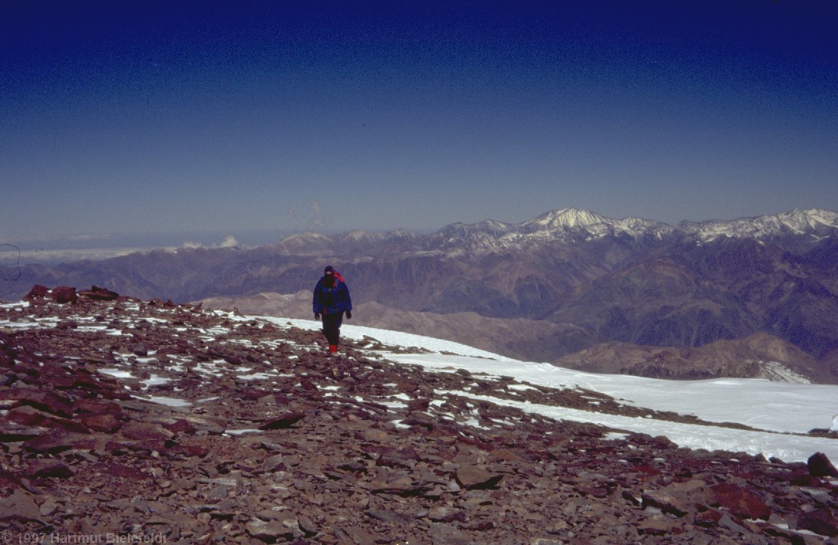Das Gipfelplateau lädt zu einem Erkundungsspaziergang ein. Im Hintergrund der Cordón del Plata nahe Mendoza.