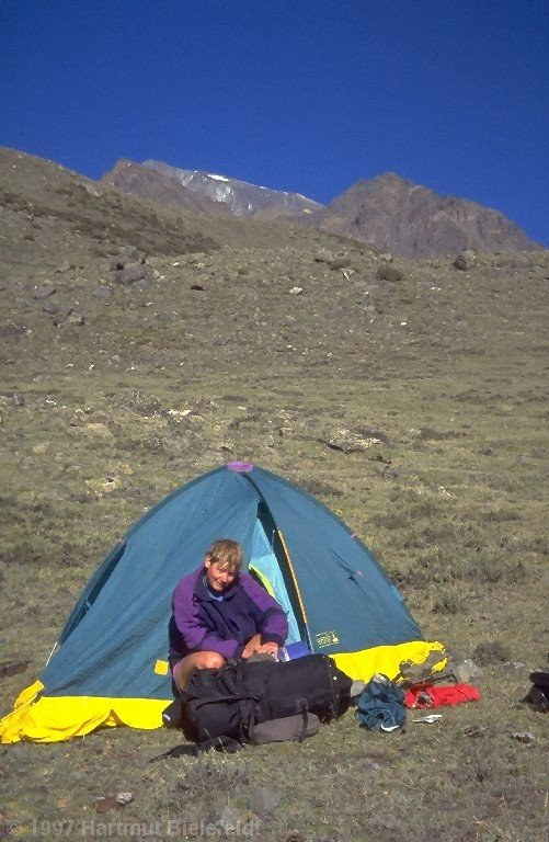 At 3250 m we find a good campsite.