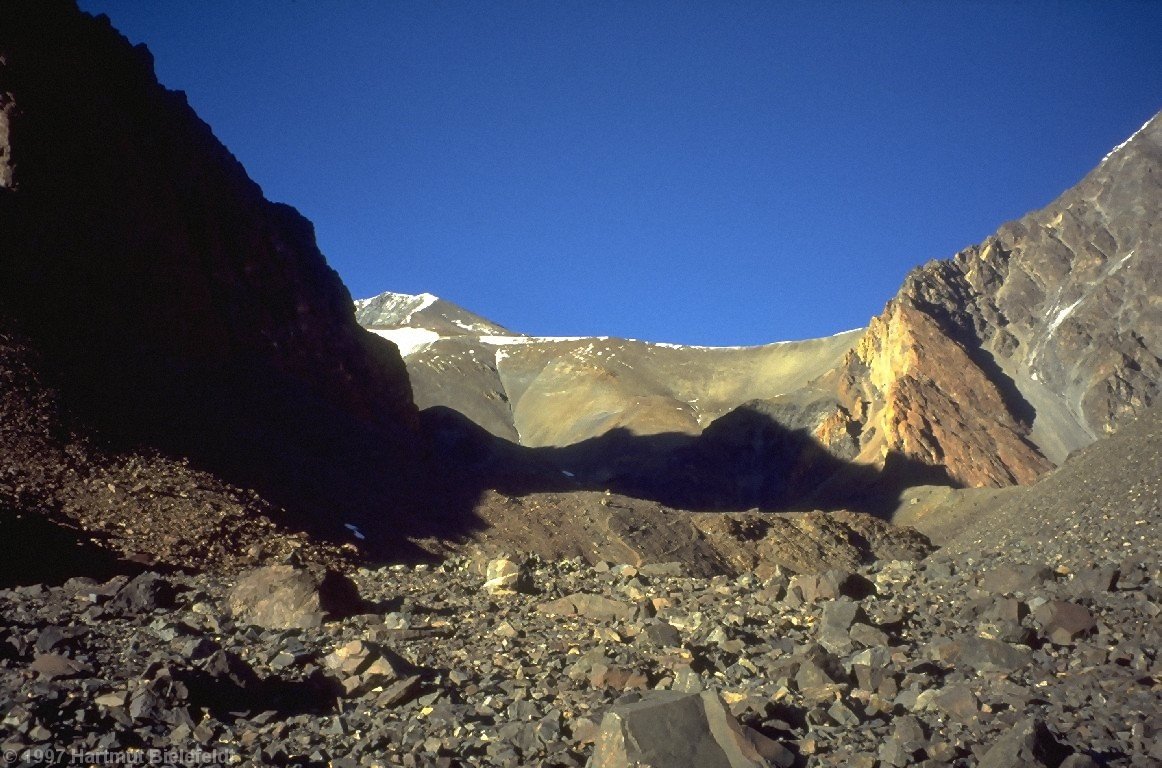 Das nächste Lager auf 4600 m bietet Sicht auf die morgige Etappe zum Pico Plata.
