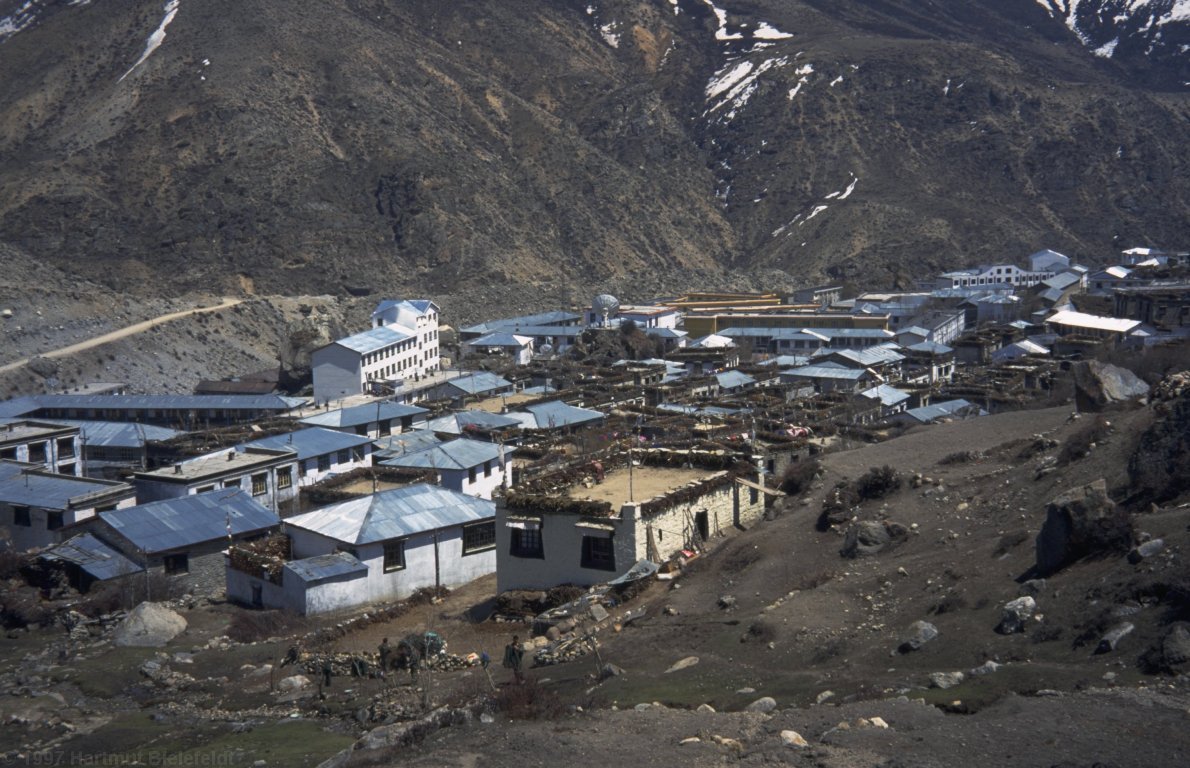 The village Nyalam is already at 3700 m altitude.