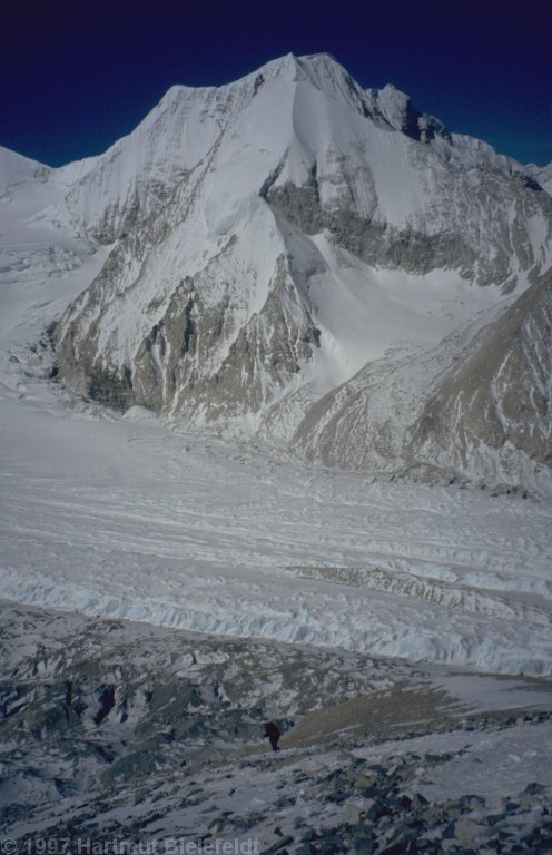 Bald sind wir in Lager 1; Blick zurück auf den Gyabrag-Gletscher