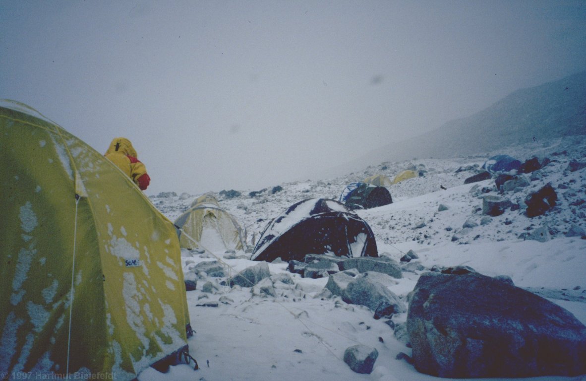 bad weather in the basecamp