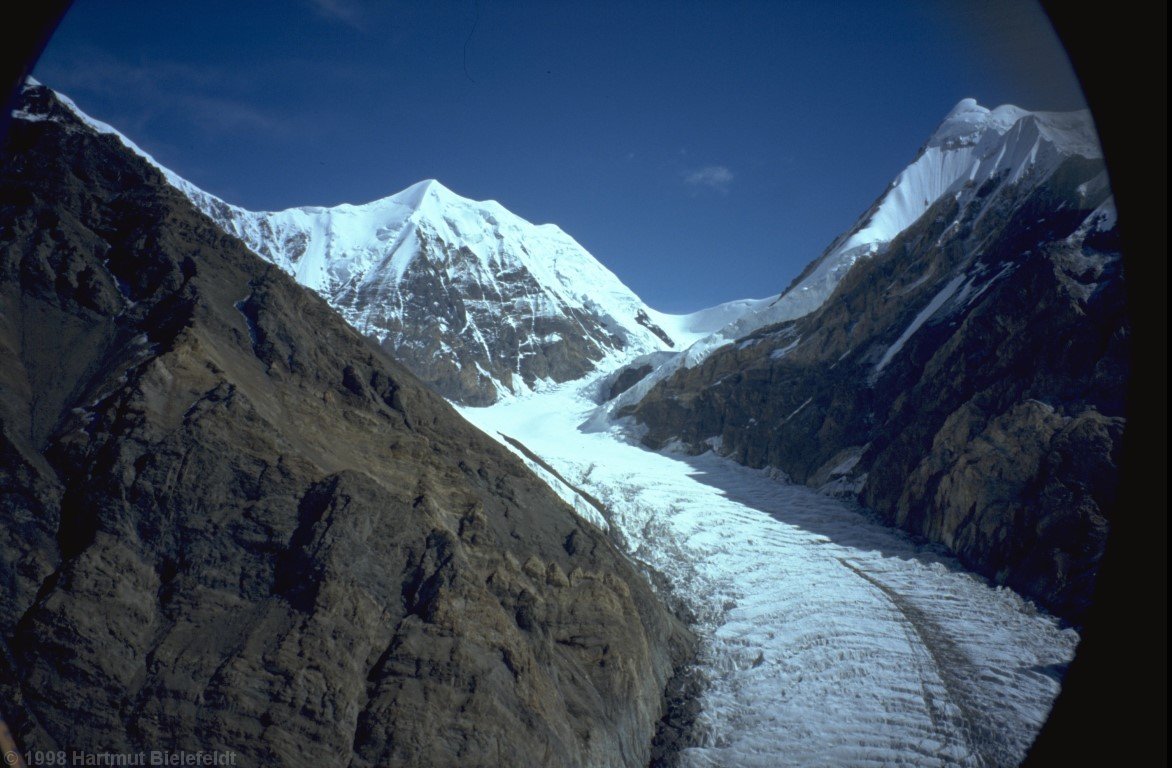 Dieser wilde Seitengletscher führt zum Pik Bayankol (rechts)