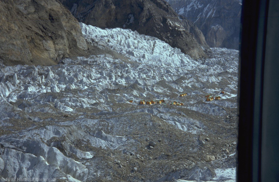 Das Basislager Inylchek-Nord liegt auf dem Gletscherrand auf 4200 m.