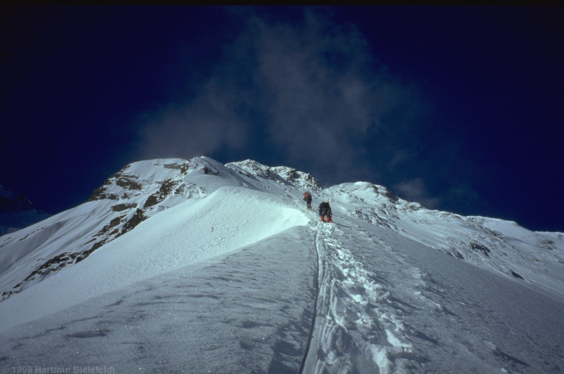 The continuation to camp 2 follows the ridge and is completely equipped with fixed ropes.