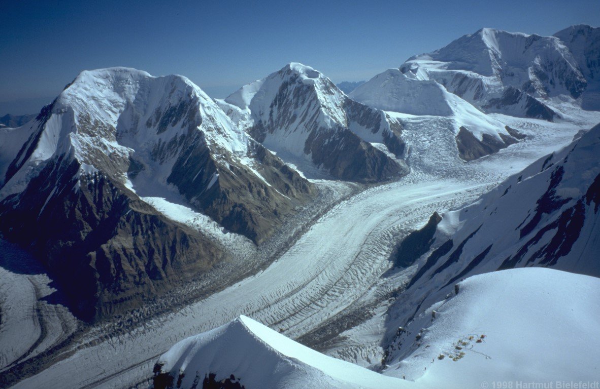 Tiefblick auf Lager 2 und den Inylchek-Gletscher.
