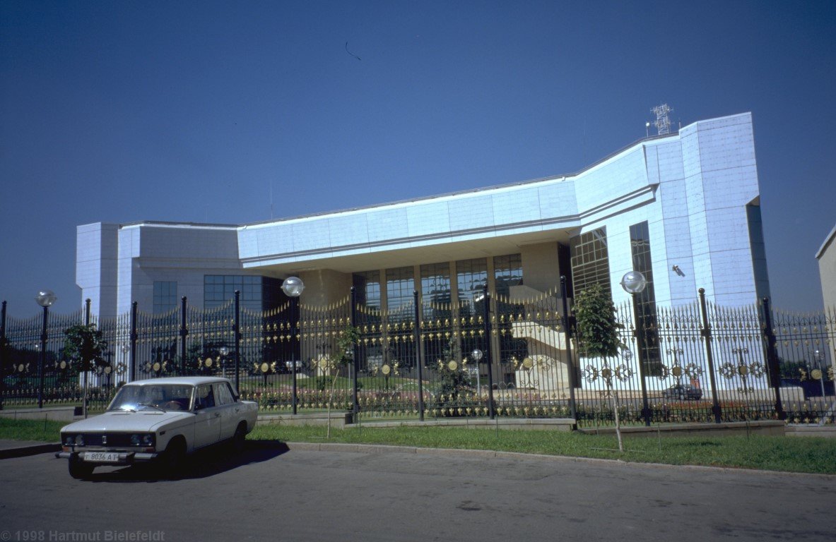 Der Sitz der kasachischen Regierung. Mittlerweile ist die Hauptstadt allerdings nach Astana, dem früheren Zelinograd, im Nordwesten verlegt.