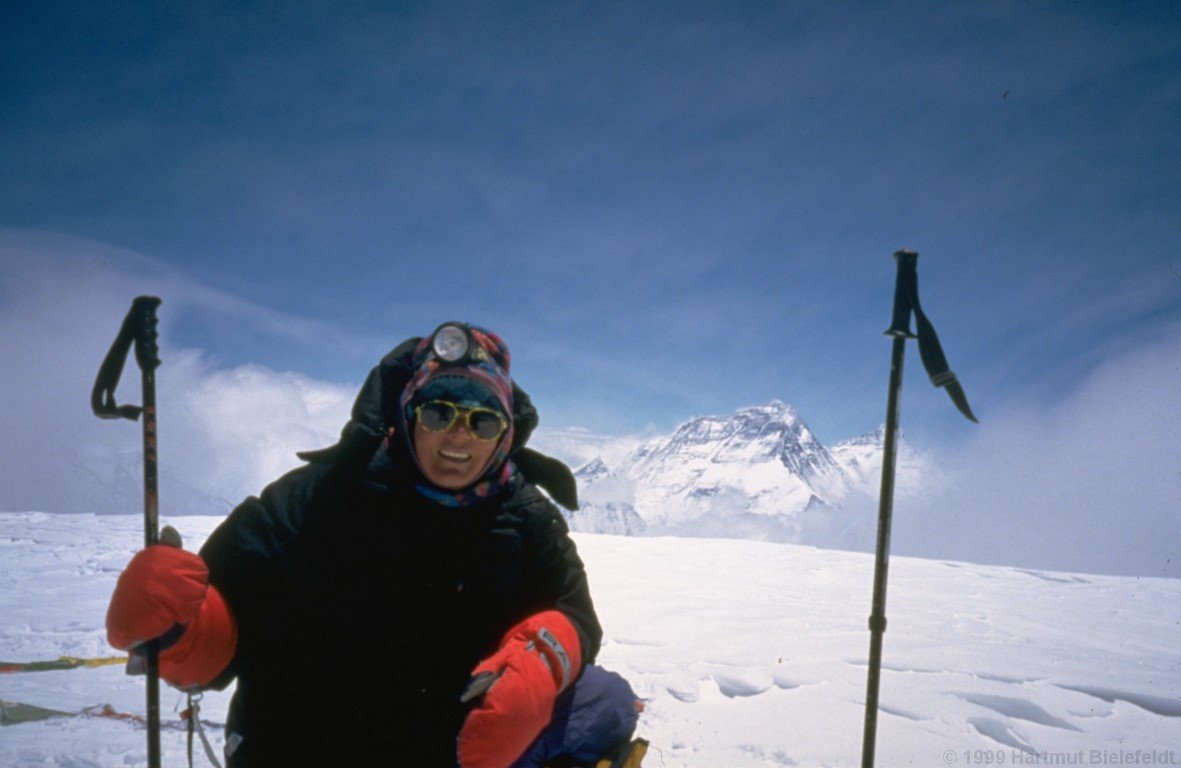 Claudia with the famous view to Everest and Lhotse