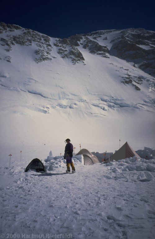 Das winzige Ding scheint tatsächlich ein Zelt zu sein. Oben die West Buttress und im Hintergrund der Gipfelaufbau.