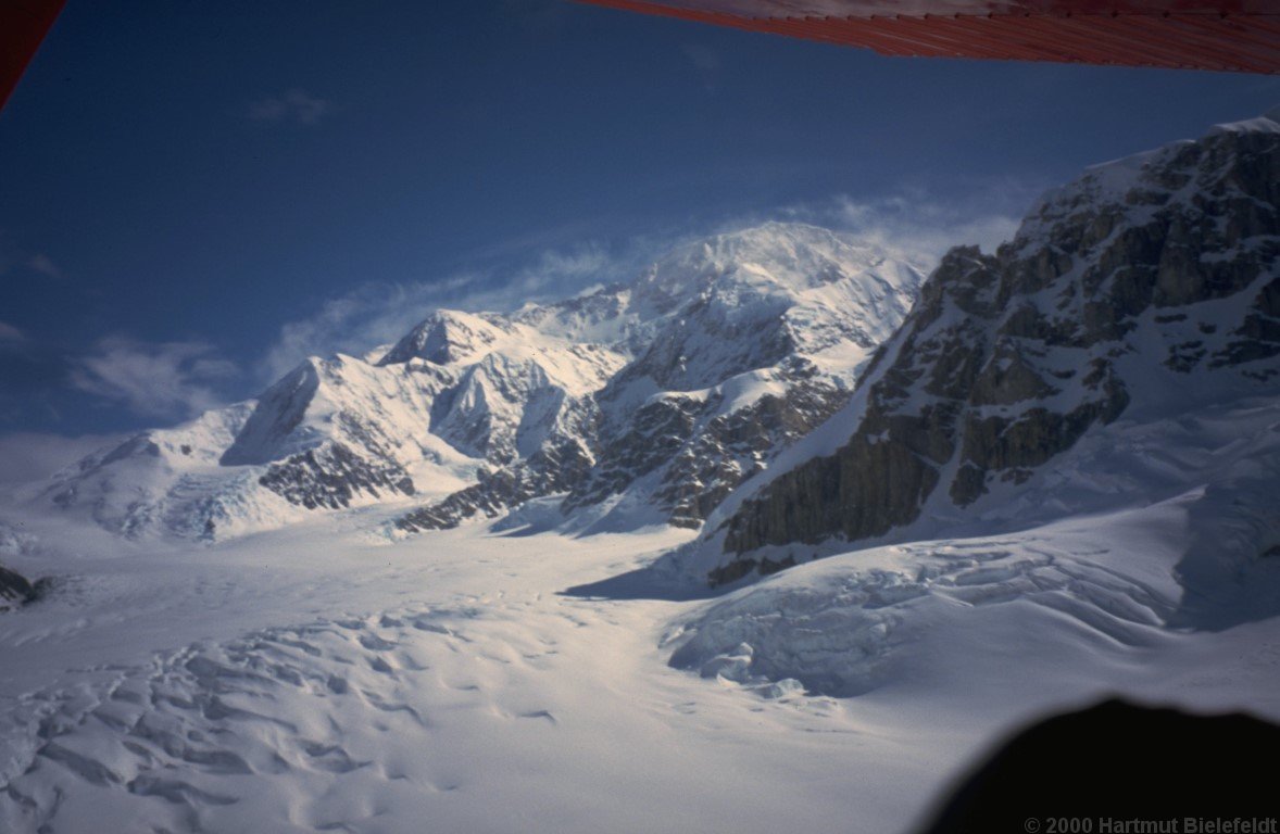Beim Flug nach Talkeetna können wir kurz nochmal den Denali und unseren langen Weg über den Kahiltna-Gletscher sehen.