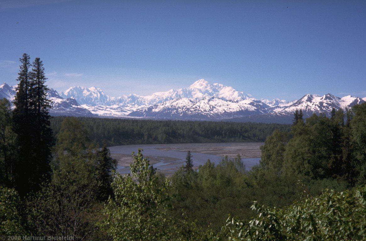 Mount Hunter (links) und Denali, gesehen vom Parks Highway