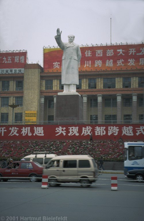 Mao wacht noch über Chengdu - aber beachten tut ihn wohl keiner mehr.