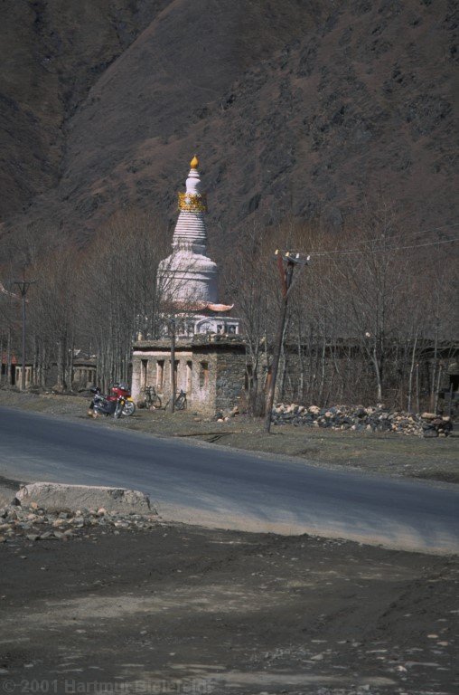 Stupa am Straßenrand