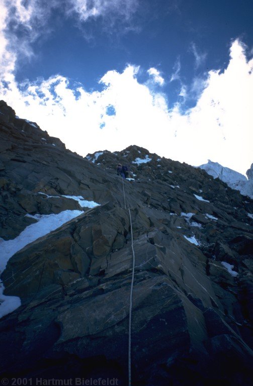 The rock is solid and not difficult. For the descent, however, we install a fixed rope in the gully.
