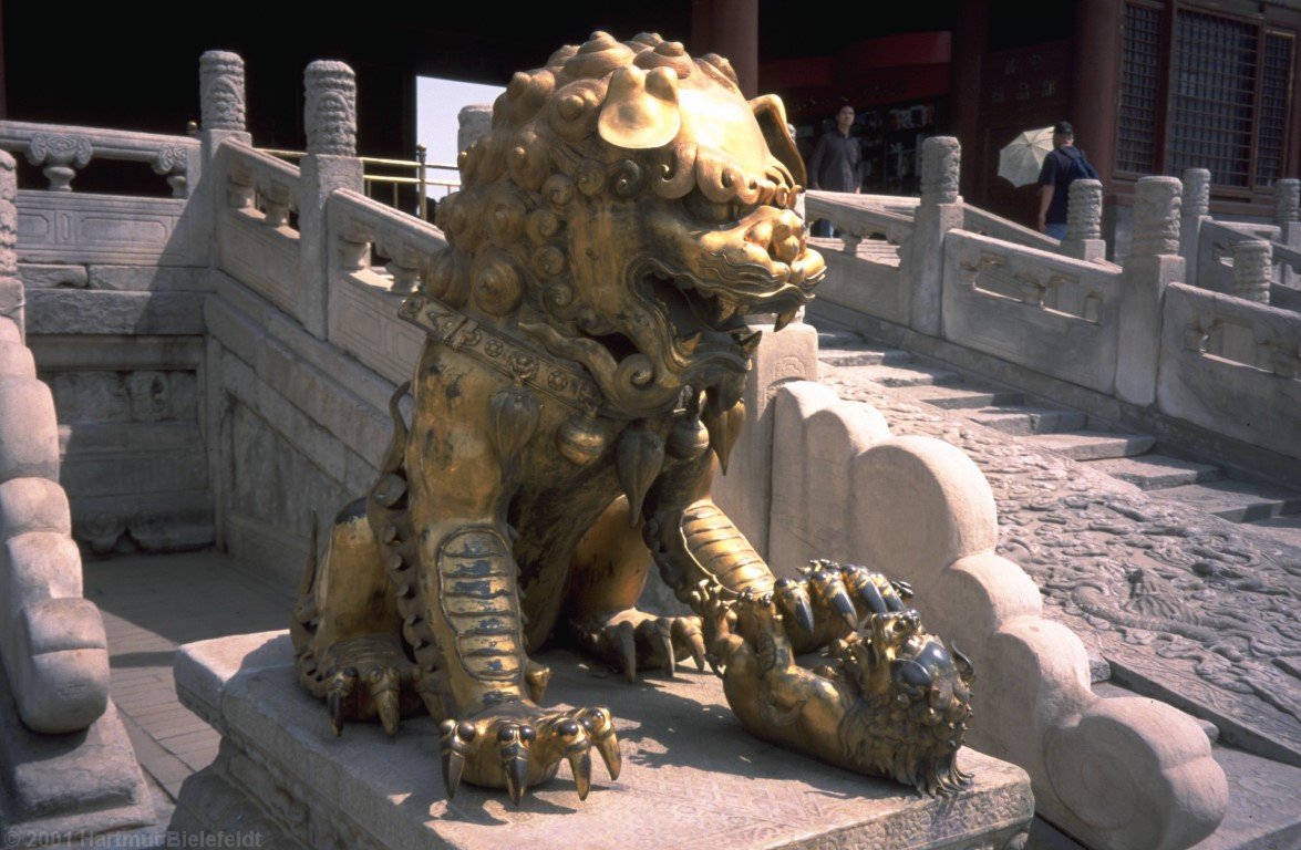Diese Löwin säugt das Junge über die Pfoten. Rechts der mittlere Steg, der nur dem Kaiser vorbehalten war.
