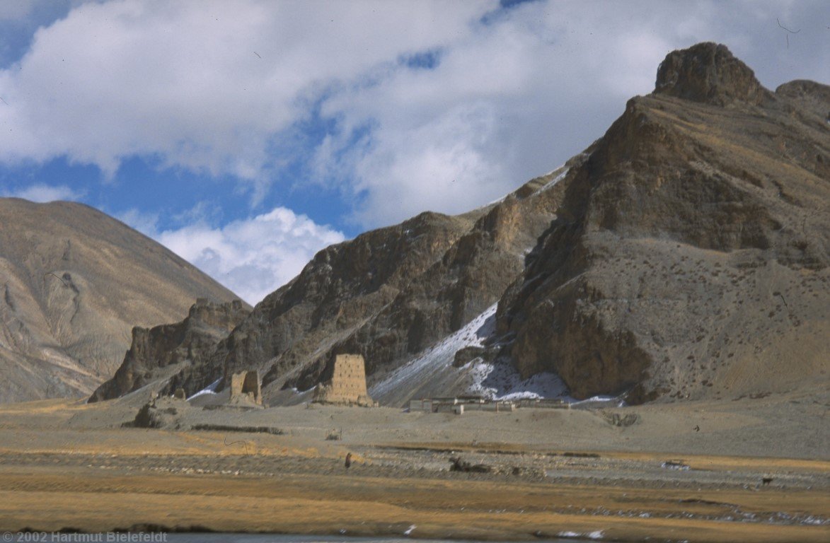 Destroyed fourtresses or monasteries along the road