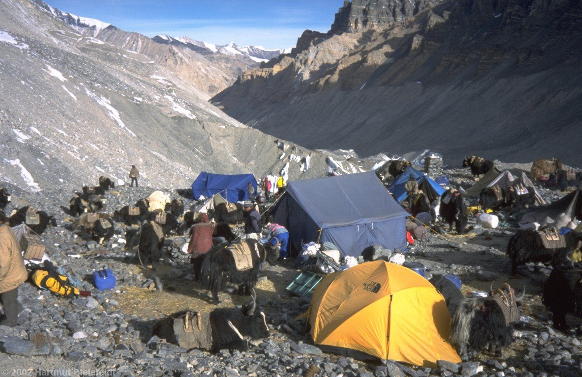 the intermediate camp at 5820 m altitude