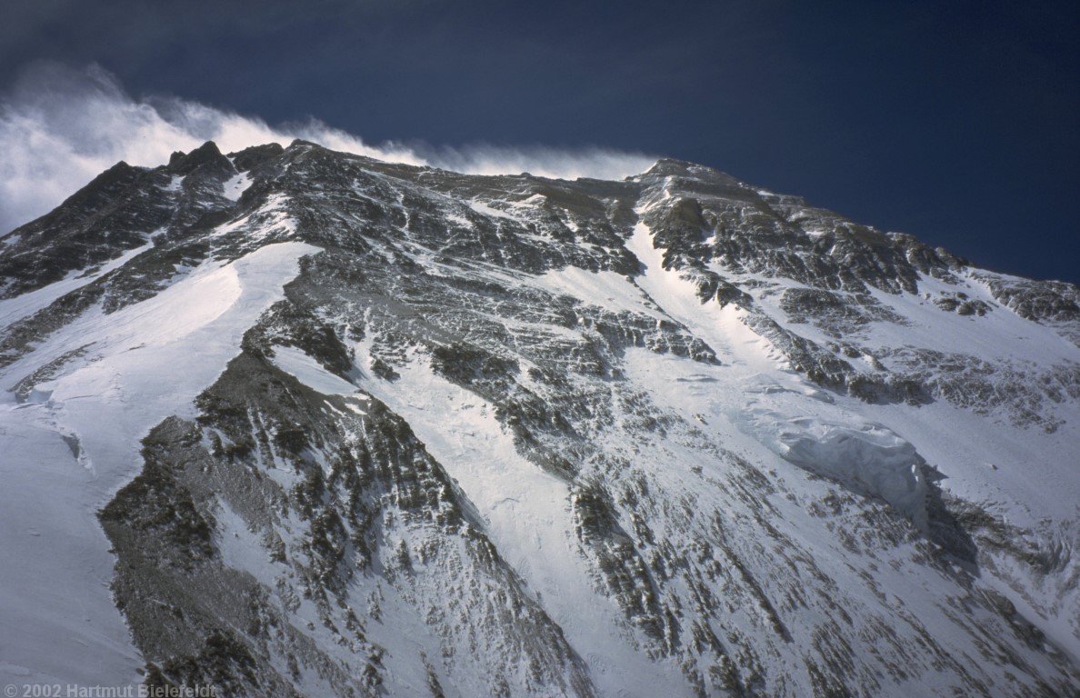 The further route follows the snow ridge and in its continuation to camps 2 and 3.
