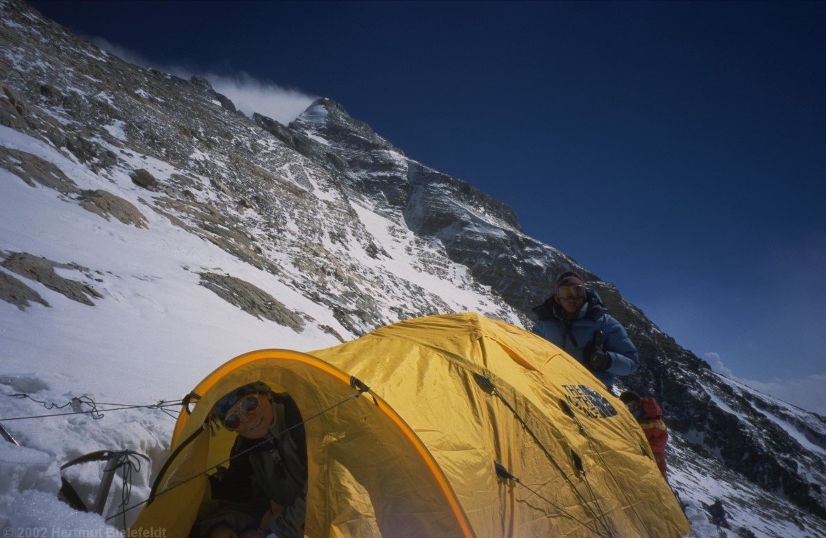 Lager 3 auf 8200 m. Mit etwas Phantasie sieht man oben am Grat den Second Step.