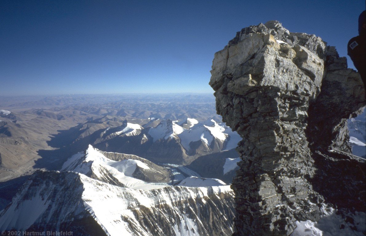 Am Mushroom Rock, 8570 m. Graubraunes Tibet, so weit das Auge reicht.