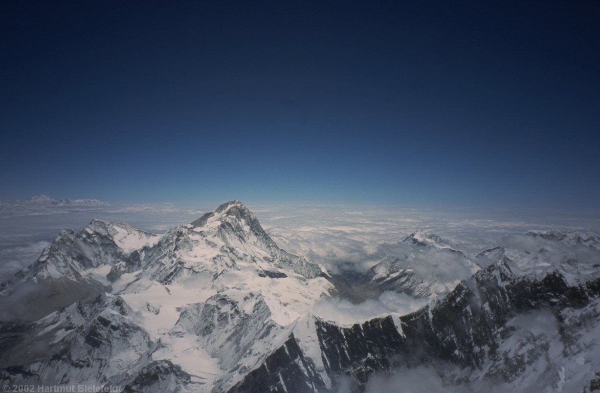 Makalu (8463) und Kangchenjunga (8586, links im Hintergrund)