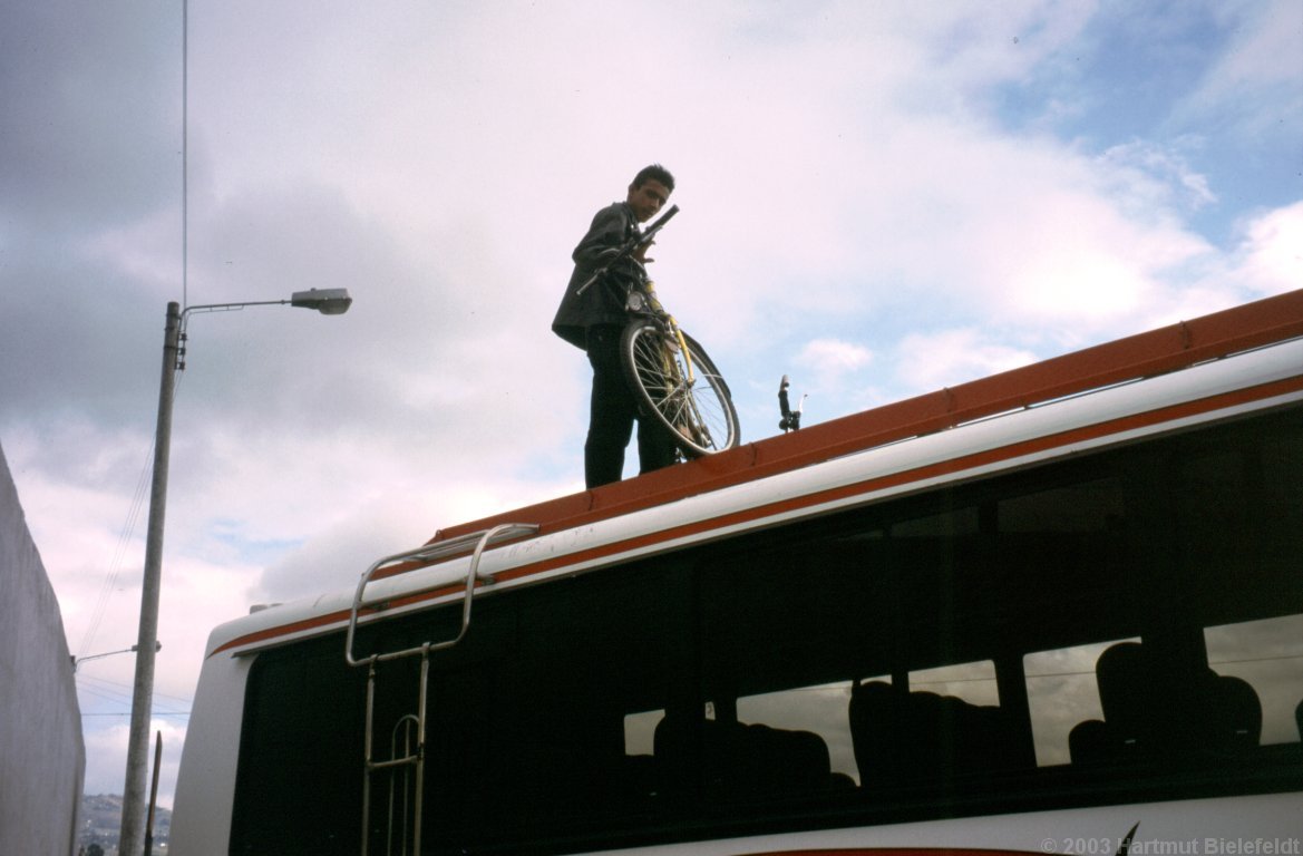 Fahrräder aufs Dach, und ab geht die Busfahrt zum Cruz del Arenal