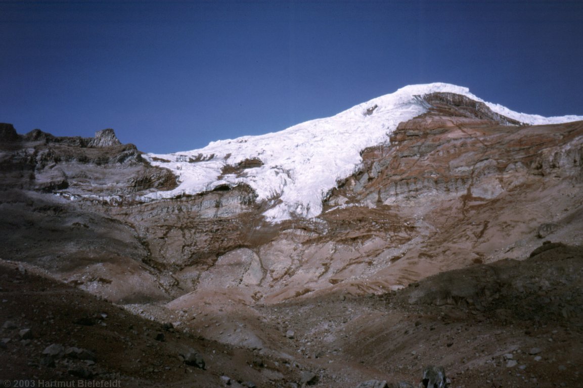 The route leads towards the glacier terrace at the left side below the rocky dome