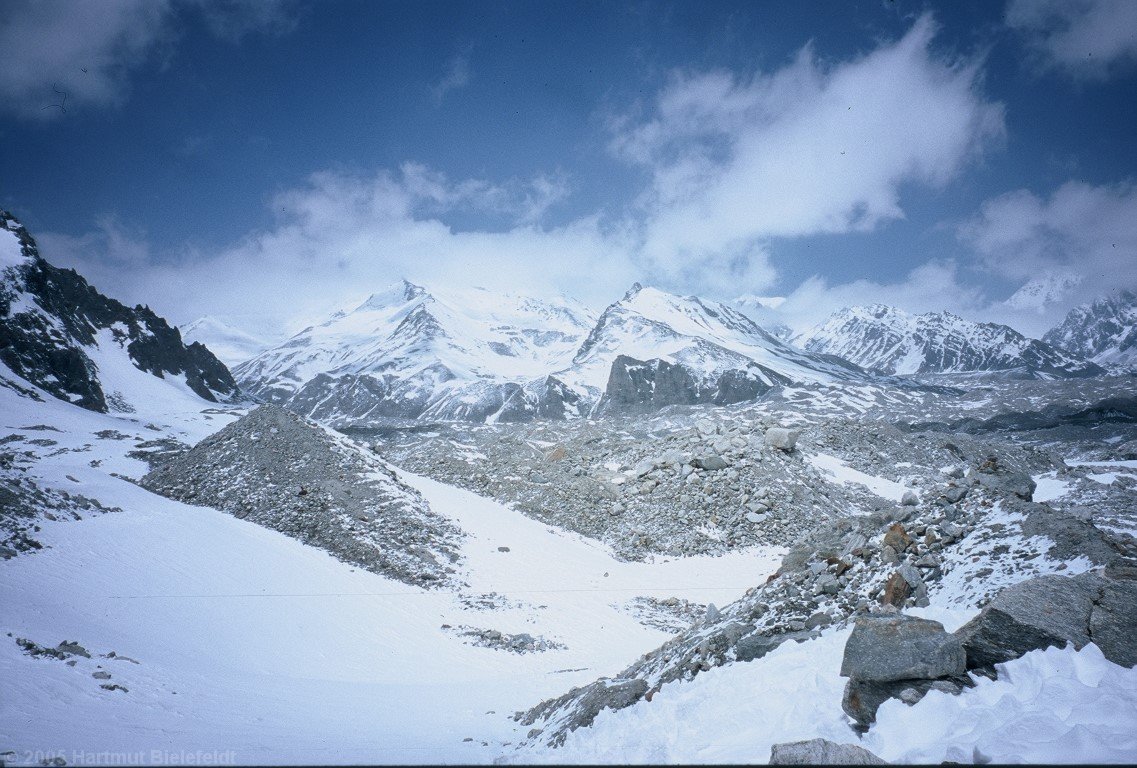 Auf dem Gletscher nahe des Basislagers, Blick zum (nicht sichtbaren) Kamet